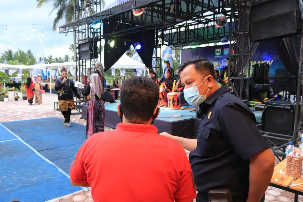 Kepala Satpol PP Kota Payakumbuh Devitra saat sidak ke Pasar Ekonomi Kreatif (Ekraf) 2020 di Kawasan Batang Agam, Agam Jua Art and Culture Cafe, Jumat (20/11)